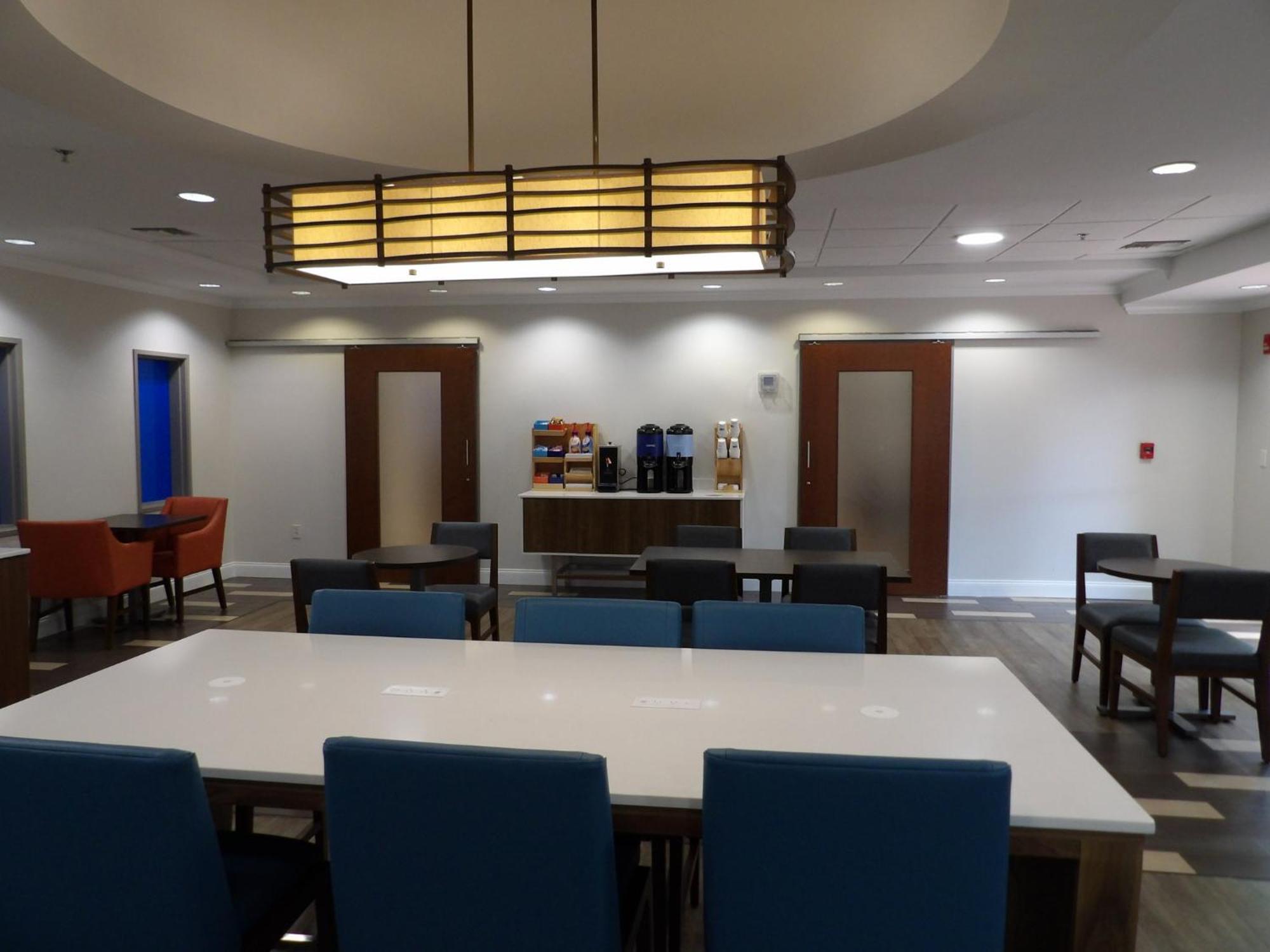 Holiday Inn Express & Suites - Huntsville Airport By Ihg Madison Exterior photo