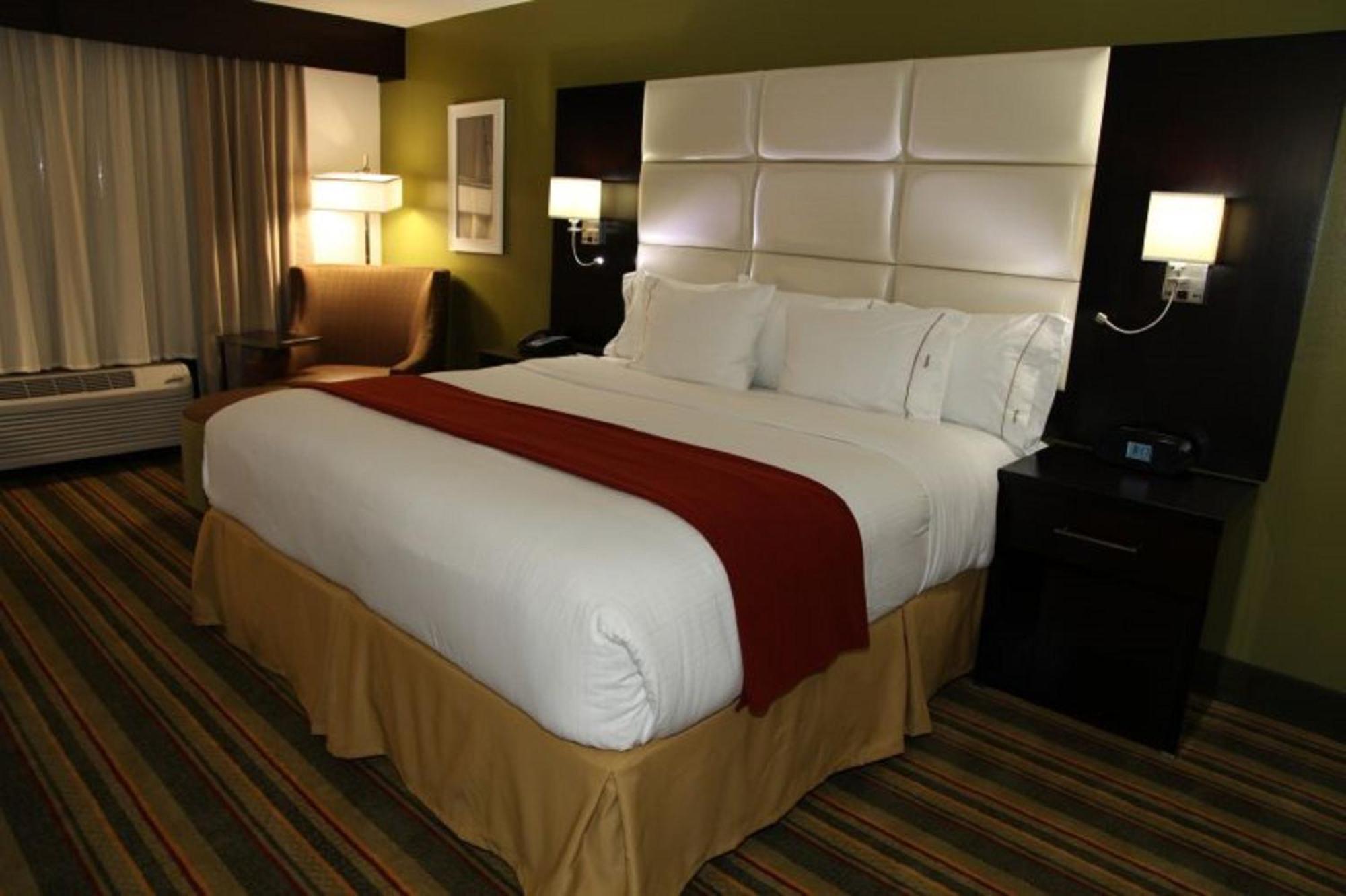 Holiday Inn Express & Suites - Huntsville Airport By Ihg Madison Exterior photo